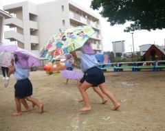 雨であっても　お外で遊び